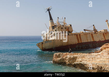 Chypre - MARS, 30, 2018 : Rusty abandonné le navire Edro III près de Paphos beach. L'épave la plus attrayante de l'île de Chypre. Jour d'été ensoleillé. Banque D'Images