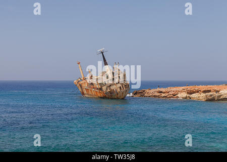 Chypre - MARS, 30, 2018 : Rusty abandonné le navire Edro III près de Paphos beach. L'épave la plus attrayante de l'île de Chypre. Jour d'été ensoleillé. Banque D'Images