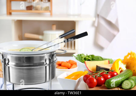 Fondue au fromage en pot sur une table de cuisine Banque D'Images