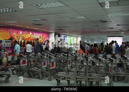 Passager attendant dans une zone de retrait des bagages, aéroport international de Phuket, Phuket, Thaïlande Banque D'Images