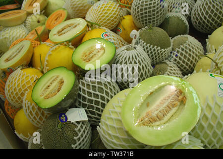 Melons vendant dans un supermarché, Phuket, Thaïlande Banque D'Images