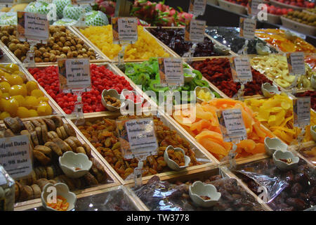 Assortiment de fruits secs dans un présentoir, Phuket, Thaïlande Banque D'Images