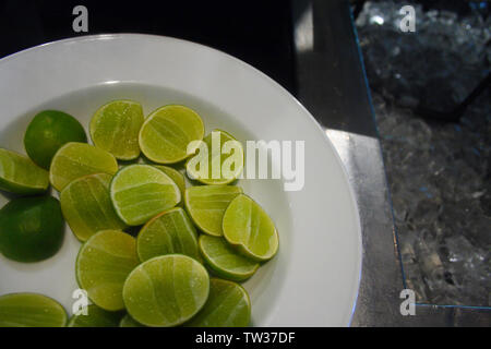 Tranches de citrons dans un plateau Banque D'Images