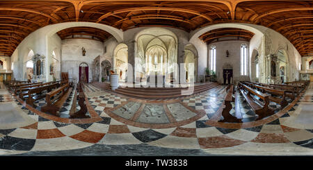 Vue panoramique à 360° de 360 ° vue panoramique de l'église de saint André apôtre à Venzone