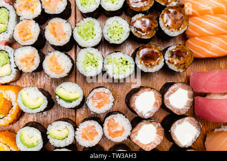 Vue de dessus de divers rouleaux de sushi et on wooden table Banque D'Images