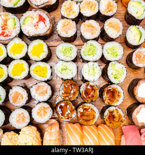 Vue du dessus de l'autre et sushi rolls on wooden table Banque D'Images