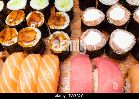 Voir ci-dessus de plusieurs rouleaux de sushi et sur planche de bois Banque D'Images