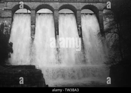 Le barrage au réservoir Burrator, Dartmoor, Devon, UK Banque D'Images