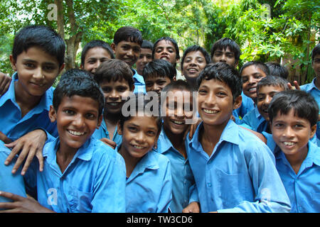 Groupe d'élèves souriant Banque D'Images