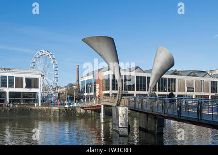 Le port flottant à Bristol, le ciel bleu ensoleillé une journée d'hiver montrant bateaux amarrés et les gens dans ce quartier du west country city. Banque D'Images