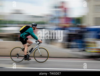 Capture d'un flou de mouvement cycliste masculin de Westminster Bridge London Banque D'Images