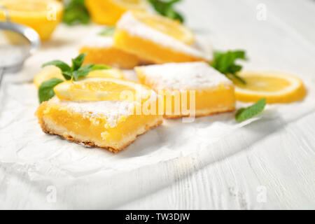 Tarte au citron délicieux bars on wooden table Banque D'Images