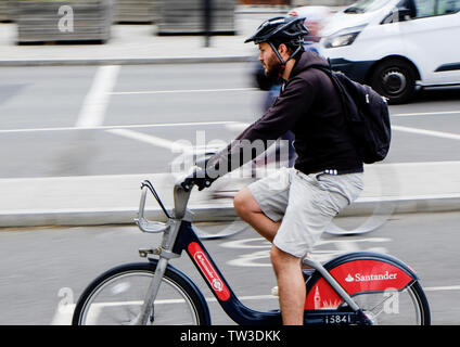 Motion Blur capture d'un homme sur un vélo cycliste Santander dans une voie cyclable laissant Blackfriars Bridge, Londres Banque D'Images