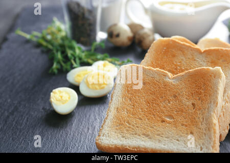 La plaque d'ardoise avec des toasts délicieux petit-déjeuner sur la table Banque D'Images