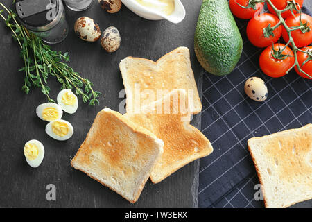 La plaque d'ardoise avec des toasts délicieux petit-déjeuner sur la table Banque D'Images