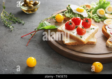 Petit-déjeuner savoureux toasts avec différents légumes sur le tableau Banque D'Images
