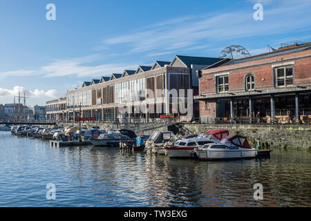 Le port flottant à Bristol, le ciel bleu ensoleillé une journée d'hiver montrant bateaux amarrés et les gens dans ce quartier du west country city. Banque D'Images