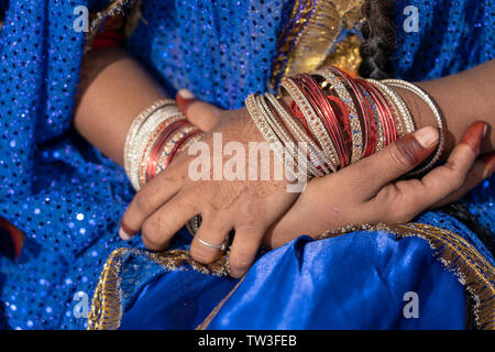 Mains d'une femme indienne décorée de bijoux à Pushkar, Inde. Close up Banque D'Images