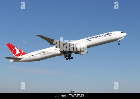 ISTANBUL, TURQUIE - 17 mars 2019 : Turkish Airlines Boeing 777-3F2ER (CN 44126) prend de l'aéroport Ataturk d'Istanbul. Ta est le porte-drapeau de la Turquie Banque D'Images