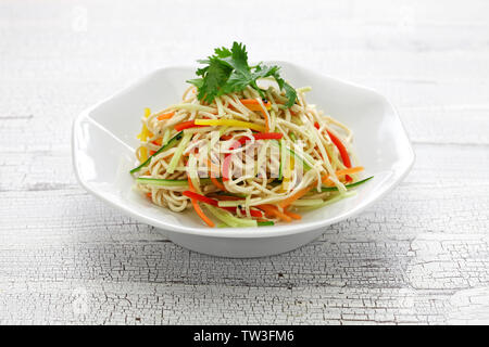 Nouilles chinoises au tofu salade, plat froid Banque D'Images
