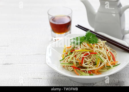 Nouilles chinoises au tofu salade, plat froid Banque D'Images