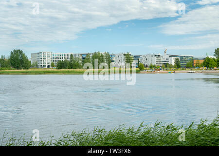 Toolo Bay dans la région de City Park, Helsinki, Finlande. L'autre côté de l'eau sont des bâtiments résidentiels neufs Banque D'Images