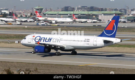 ISTANBUL, TURQUIE - 17 mars 2019 : Onur Air Airbus A320-233 (CN 916) décolle de l'aéroport Ataturk d'Istanbul. Onur Air a 25 et la taille de la flotte 38 destin Banque D'Images