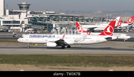 ISTANBUL, TURQUIE - 17 mars 2019 : Turkish Airlines Airbus A321-231 (CN 7146) décolle de l'aéroport Ataturk d'Istanbul. Ta est le porte-drapeau de Turk Banque D'Images