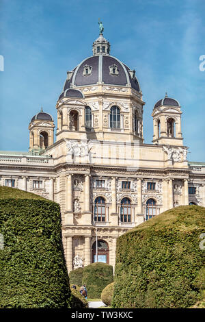 Vienne, AUTRICHE - Mars 18, 2019 : Belle vue sur célèbre Naturhistorisches Museum Natural History Museum et parc de sculpture à Vienne, Autriche Banque D'Images