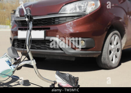 Accident de voiture et de vélo sur route de city street Banque D'Images