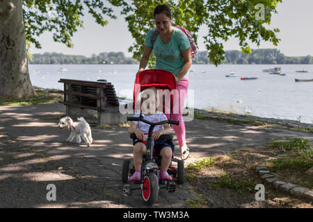 Belgrade, Serbie, 16 juin 2019 : Mère fille avec peu d'équitation balades tricycle le long du Danube promenade Riverside à Zemun Banque D'Images