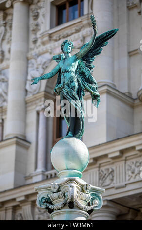 Vienne, Autriche - 18 mars, 2019 sculpture en fer : d'angel sur le Kunsthistorisches Museum background Banque D'Images