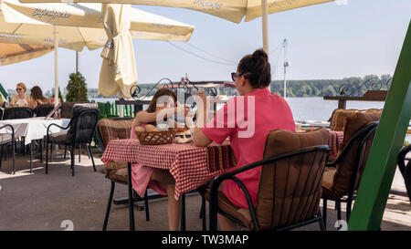 Belgrade, Serbie, 16 juin 2019 : petit-déjeuner à la terrasse du restaurant au bord du Danube à Zemun Banque D'Images