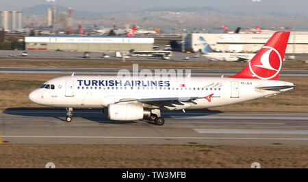 ISTANBUL, TURQUIE - 17 mars 2019 : Turkish Airlines Airbus A319-132 (CN 4629) décolle de l'aéroport Ataturk d'Istanbul. Ta est le porte-drapeau de Turk Banque D'Images