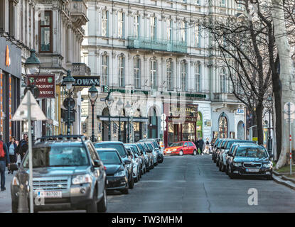 Vienne, AUTRICHE - Mars 18, 2019 : vue sur la ville de la rue d'Autriche avec des voitures et des boutiques Banque D'Images