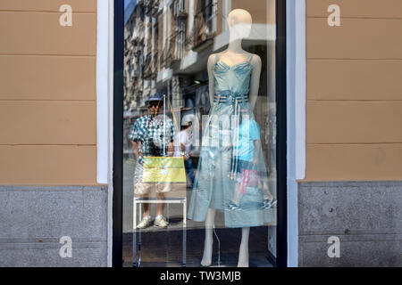 , Belgrade, Serbie, 16 juin 2019 : Réflexion d'un homme debout devant un vitrine boutiques Banque D'Images
