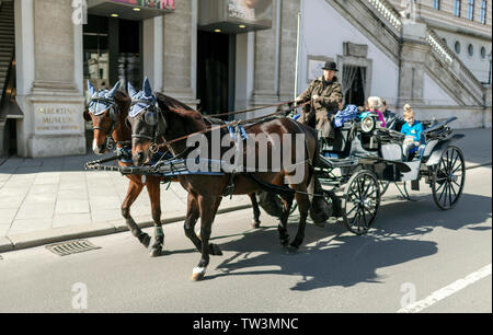 Vienne, AUTRICHE - Mars 18, 2019 : Horse cart se déplace sur la rue de Vienne Banque D'Images