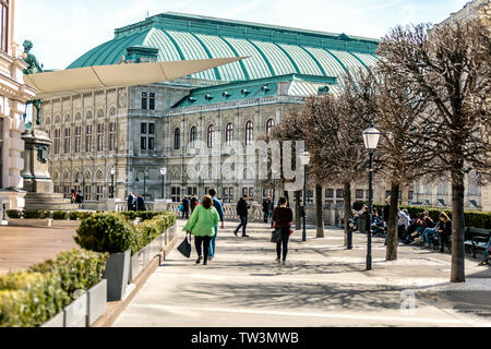 Vienne, AUTRICHE - Mars 18, 2019 : La rue du centre de Vienne avec de nombreux touristes et habitants Banque D'Images