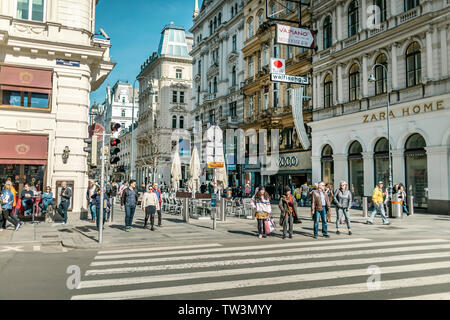 Vienne, AUTRICHE - Mars 18, 2019 : vue sur la ville du quartier très animé de la rue centrale bordée de boutiques et de touristes Banque D'Images