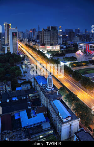 Vue de la nuit de l'Avenue Libération à Wuhan Banque D'Images