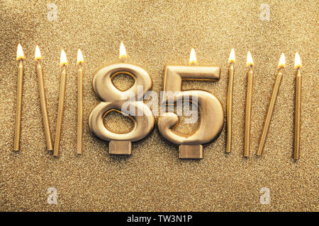 Bougie célébration d'or numéro 85 sur un fond transparent Banque D'Images
