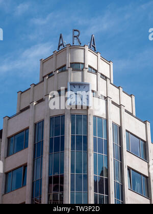 Prague, République tchèque - 10 juin 2019 : Buildingpalac fonctionnaliste ARA. Un célèbre monument de style Bauhaus moderniste et fonctionnalisme conçu par Babuska Milan en 1931. Banque D'Images