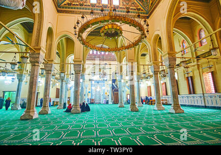 Le CAIRE, ÉGYPTE - Le 22 décembre 2017 : La salle de prière de la mosquée El-Nabaweya Al-Sayeda Fatima avec colonnes en pierre, sculpté et peint de décors, de belles chan Banque D'Images