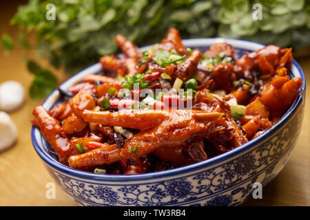 Une cuisine traditionnelle, de prune légumes secs, poulet griffes. Banque D'Images