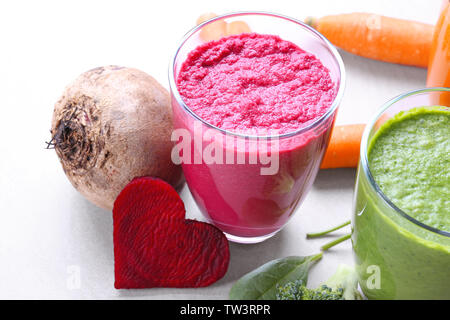 Les jus de légumes frais dans les verres et coeur fait à partir de betteraves sur table Banque D'Images