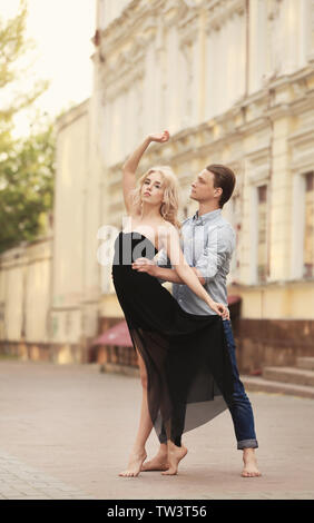 La danse de couple passionné street Banque D'Images