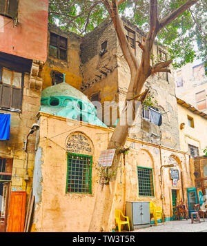 Le CAIRE, ÉGYPTE - Le 22 décembre 2017 : l'ancien petit sanctuaire est prise en sandwich entre les maisons d'habitation minable à Al Darb al Ahmar street, le 22 décembre i Banque D'Images