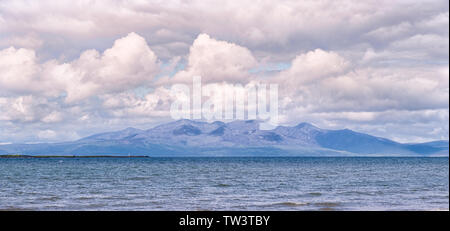 L'île d'Arran sur un jour nuageux lumineux donnant sur la rivière Clyde. Banque D'Images