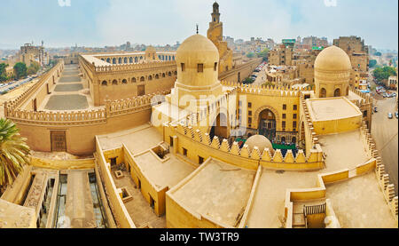 Observer les mosquées d'Amir Ibn Tulun et Sarghatmish depuis le haut point - le minaret, donnant sur leurs toits, mâchicoulis décoratifs sur d'énormes fortre Banque D'Images