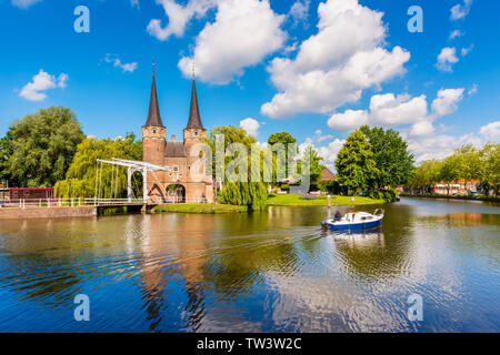 Canal à Delft, Hollande méridionale, Pays-Bas le jour de printemps ensoleillé Banque D'Images